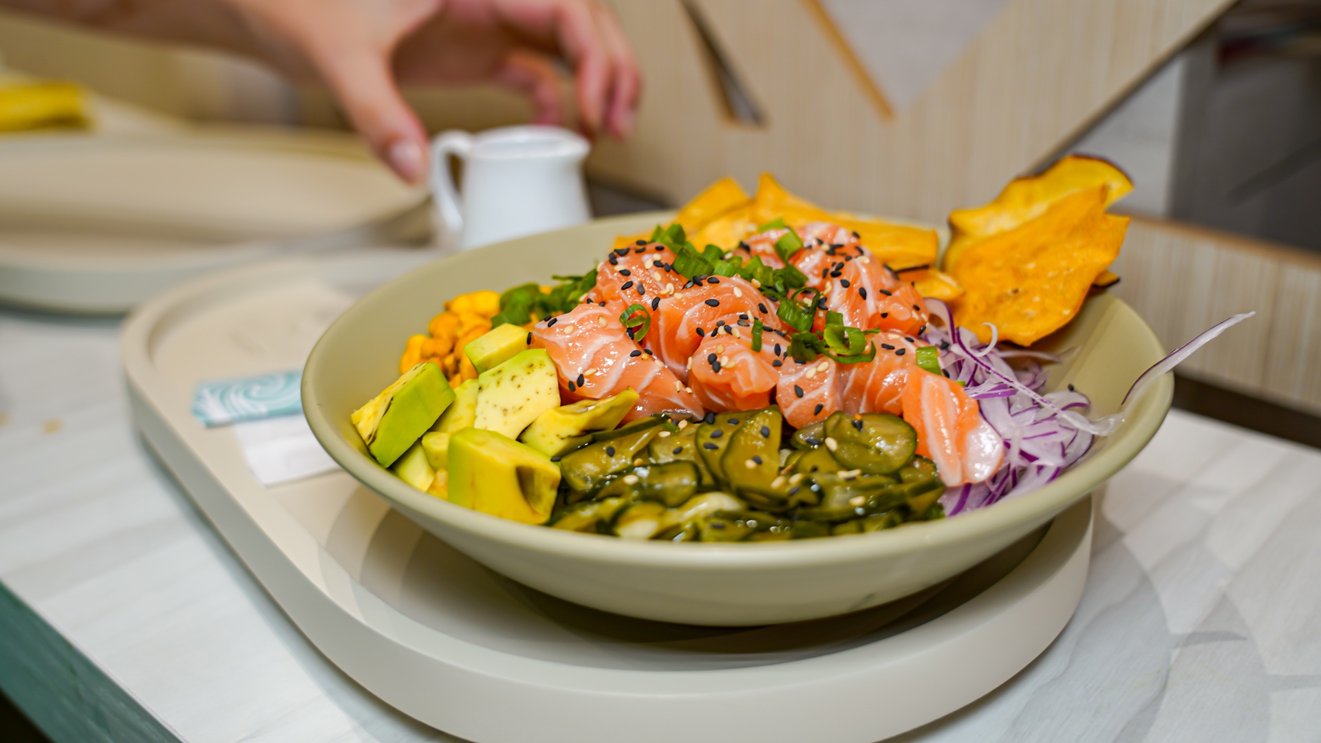Poke bowl fresco com salmão, abacate, manga e arroz