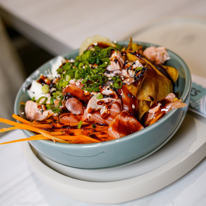 Poke bowl com atum e abacate